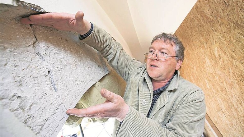 Zwingerbauhütten-Meister Ralf Schmidt zeigt einen Riss, der hinter einem Bogen entdeckt wurde.