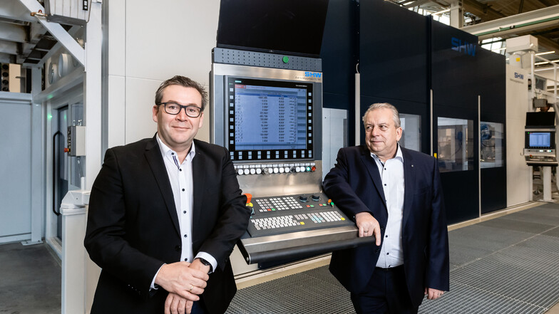 Die beiden Geschäftsführer der Trumpf Sachsen GmbH Arnim Brüchle (links) und Dr. Harry Thonig stehen an der neuesten Maschine im Werk, einem Fräs-Bearbeitungszentrum. Über zwei Millionen Euro wurden dafür investiert.