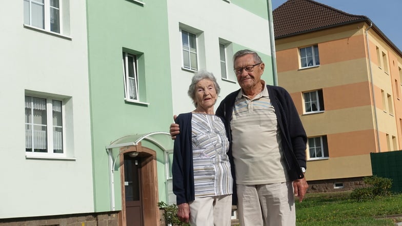 Maria und Joachim Kunze vor dem Wohnhaus an der Blumenstraße, an dem sie selbst mitgebaut haben und in dem sie seit 66 Jahren wohnen.