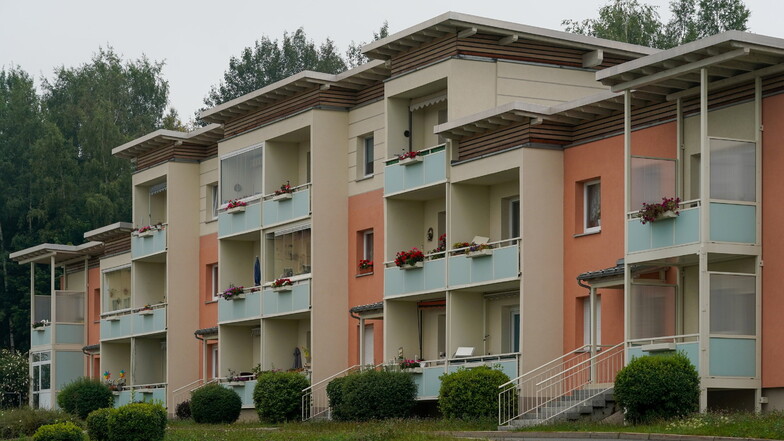 Blick auf einen rückgebauten, ehemaligen sechsgeschossigen Neubau der Schwarzenberger Wohnungsgesellschaft.
