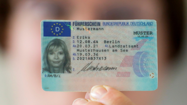 Personen, die zwischen 1953 und 1958 geboren wurden, sind die ersten, die ihrern DDR-Führerschein in einen solchen EU-Führerschein umtauschen müssen.