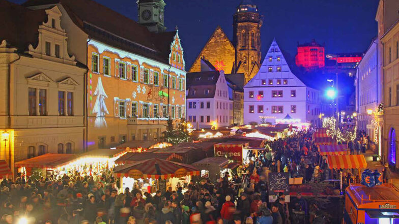 Der Pirnaer Weihnachtsmarkt lockt derzeit zahlreiche Besucher an. Am Sonntag öffnen dazu auch die Geschäfte in der Pirnaer Innenstadt. Gesucht wird das schönste Schaufenster.