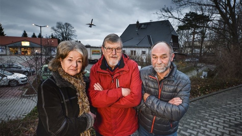 Elke Büchner, Peter Volkmer und Bernd Pietzsch (v. l.) engagieren sich seit Jahren gegen Fluglärm.