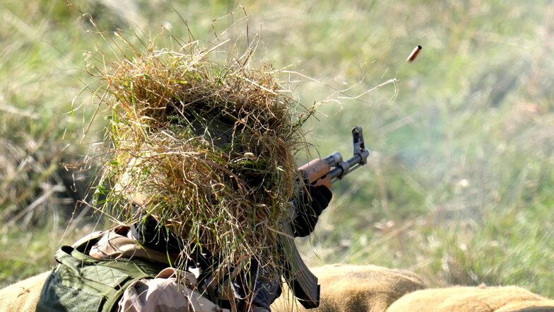 Ein ukrainischer Rekrut feuert seine Waffe während einer Schießübung ab.
