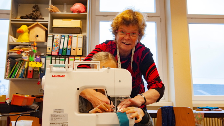 Damenmaßschneiderin Gabi Kühnel zeigt im Alberttreff die Grundfertigkeiten des Nähens an der Maschine.