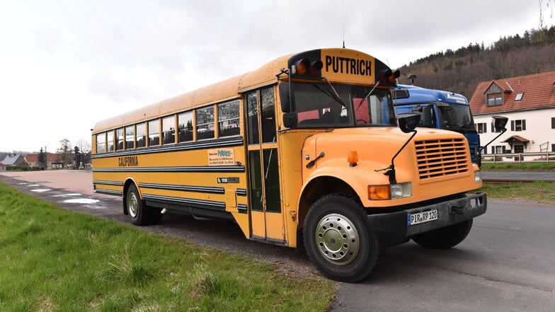 Dieser Bus im amerikanischen Stil fährt diese Woche drei Tage lang Schüler in Betriebe der Sächsischen Schweiz und des Osterzgebirges, um ihnen Einblicke in die Berufswelt zu vermitteln.