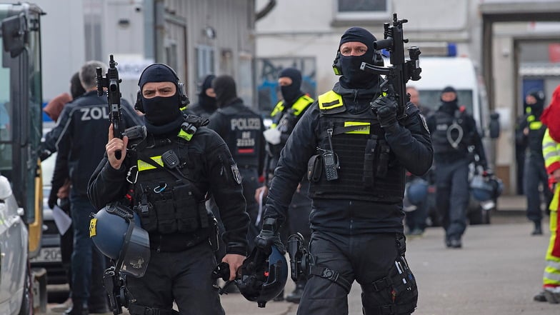 Das Landeskriminalamt Sachsen hat bei einer Razzia in Delitzsch mehrere Waffen und Munition gefunden.