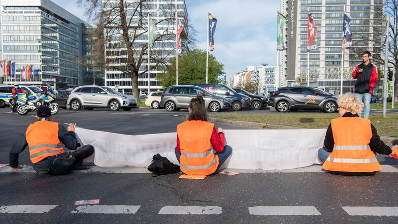 Die Gruppierung "Letzte Generation" blockiert auch eine Ausfahrt am Ernst-Reuter-Platz.