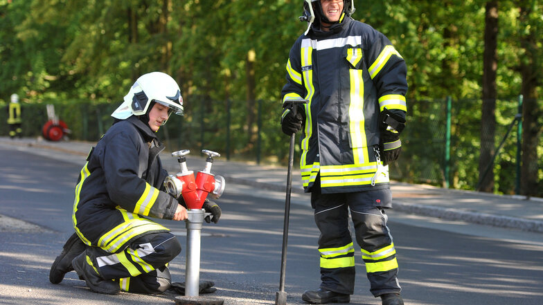 Bei einer Feuerwehrübung im Mai diesen Jahres in Eckartsberg konnte auf der Dorfstraße ein Hydrant angezapft werden.