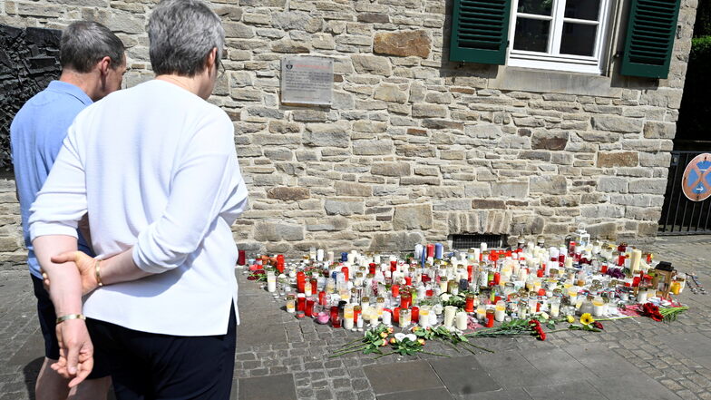 Bürger gedenken vor der Kirche den die Opfern der Explosion in Ratingen.