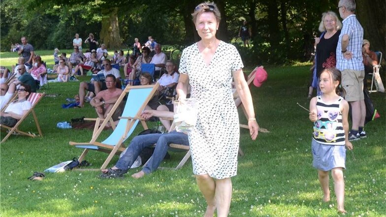 Die ehemalige Dresdner Oberbürgermeisterin Helma Orosz, die aus Weißwasser stammt, sammelt während des Picknicks Spenden für den weiteren Ausbau des Badehauses im Badepark von Bad Muskau