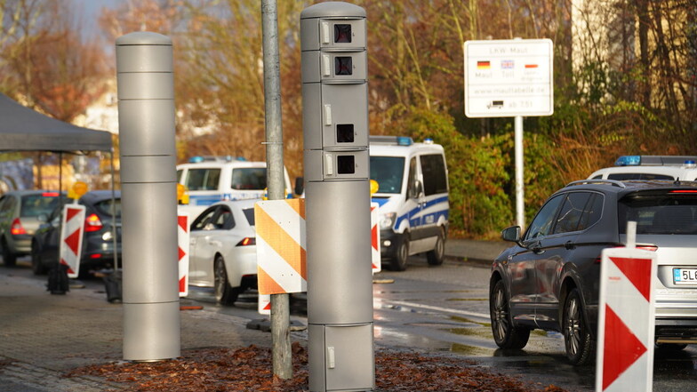 Die Kamerasäulen - wie hier an der Friedensstraße - in Zittau sind zwar nun in Betrieb, eine 24-Stunden-Überwachung durch die Polizei geht damit aber nicht einher.