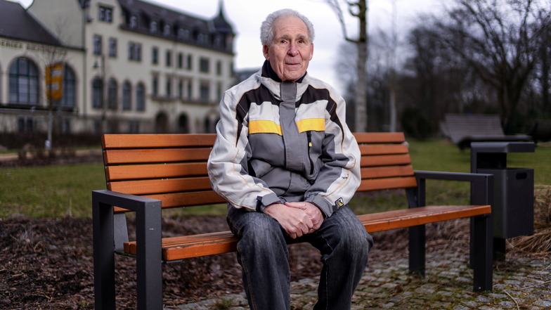 Der pensionierte Arzt Hartmut Kirschner ist vielseitig engagiert - hier sitzt er auf der "Gemeinsam-statt-einsam-Bank", die er initiiert hat.