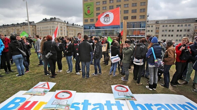 Mit einem Plakat "Bunt statt braun!" protestieren Plauener am Sonnabend gegen einen Aufmarsch von Rechtsextremisten.
