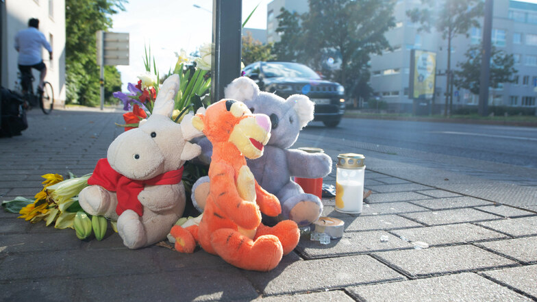 Kuscheltiere, Blumen und Kerzen erinnerten am Sonntag an den sechsjährigen Jungen, der bei dem Unfall am Samstag in Dresden starb.