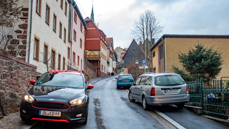 Am Schlossberg stehen Fahrzeuge mitunter auf beiden Seiten der ohnehin schon engen Straße. Das hat dem Winterdienst das Durchkommen erschwert. Aber auch die Müllwerker müssen bisweilen zirkeln.