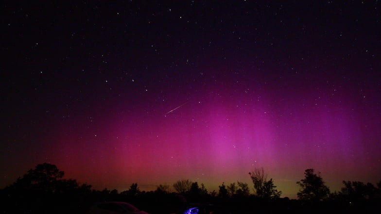 Sternschnuppe mit Polarlicht - diese Aufnahme gelang Stefan Schwager in der Nacht zu Montag auf dem Flugplatz Canitz.