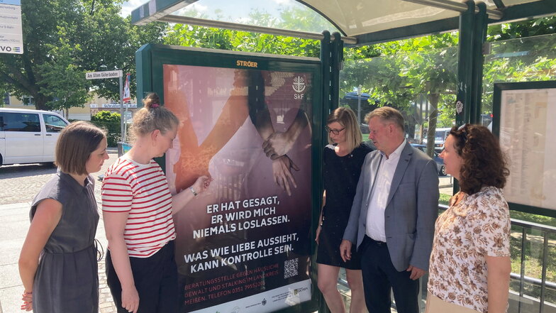 Oberbürgermeister Bert Wendsche (2. v. r.) und Gleichstellungsbeauftragte Katja Kulisch (2. v. l.) schauen sich mit den drei Mitarbeiterinnen der Beratungsstelle eines der Plakate an.