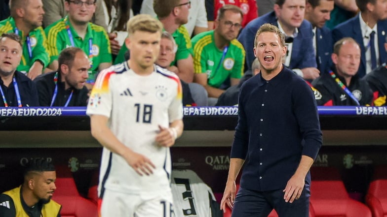 Bundestrainer Julian Nagelsmann gestikuliert, links Spieler Maximilian Mittelstädt.
