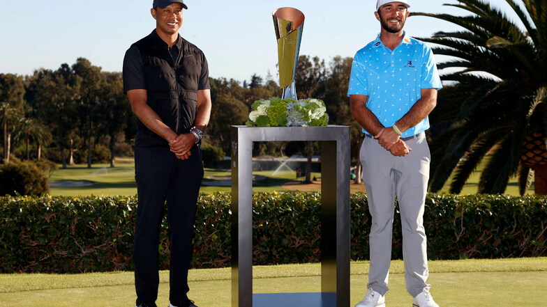 Woods war am Wochenende Gastgeber eines PGA-Turniers in Los Angeles und überreichte dem Sieger Max Homa am Sonntag den Pokal.