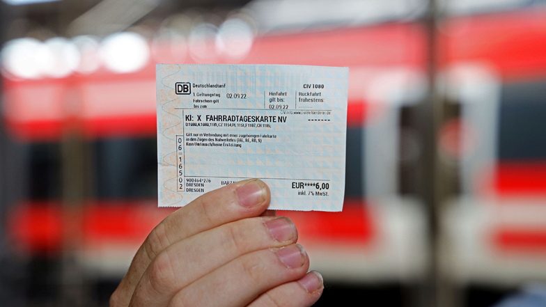 Ein Fahrrad-Tagesticket der Deutschen Bahn kostet sechs Euro. Damit kann das Fahrrad deutschlandweit im Nahverkehr mitgenommen werden.