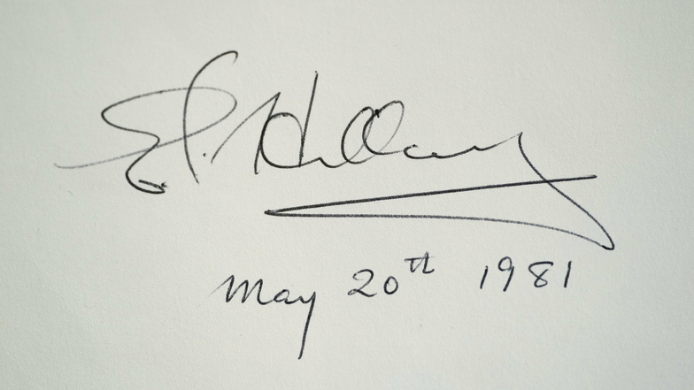 Autogramm von Sir Edmund Hillary. Dem neuseeländischen Bergsteiger war am 29. Mai 1953 zusammen mit dem nepalesischen Bergsteiger Tenzing Norgay die Erstbesteigung des Mount Everest gelungen.
