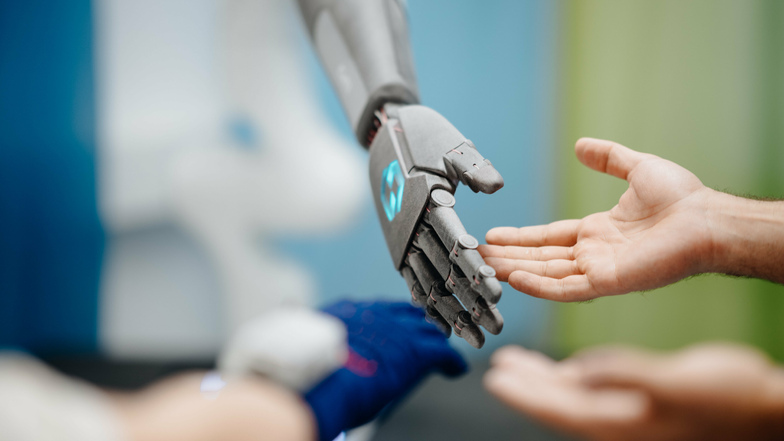 Mensch und Roboter verbindet jetzt schon mehr als der Laie oft meint.