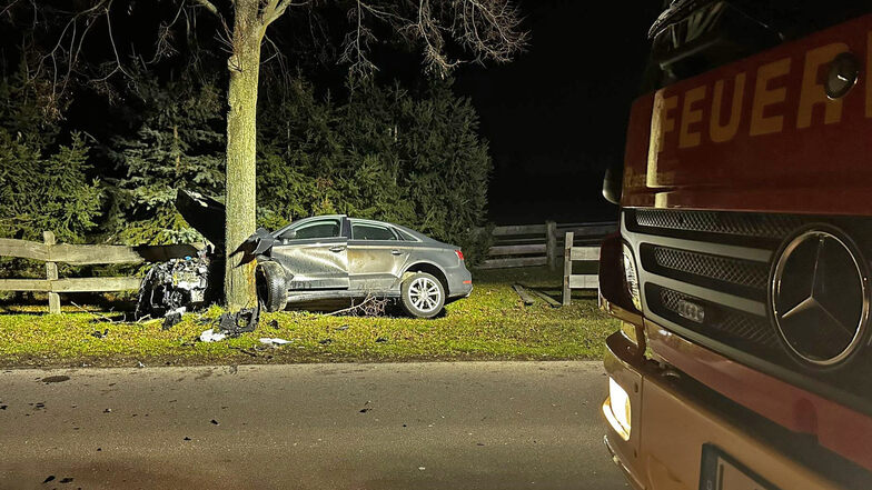 Auto prallt in Zwenkau gegen Baum - fünf Verletzte