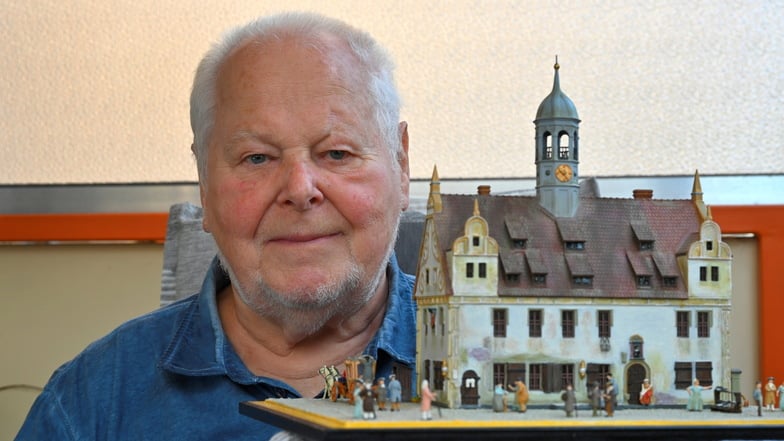 Rainer Dierchen mit dem nachgebauten Neustädter Rathaus in Dresden.