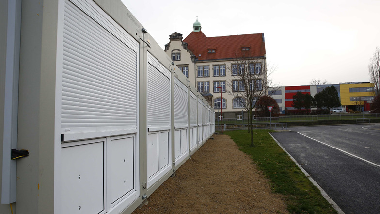 Unterricht in Containerbauten gehört in Großröhrsdorf mittlerweile zum Alltag. Vier zusätzliche Klassenräume befinden sich jetzt neben dem Busplatz gegenüber des Ferdinand-Sauerbruch-Gymnasiums. .