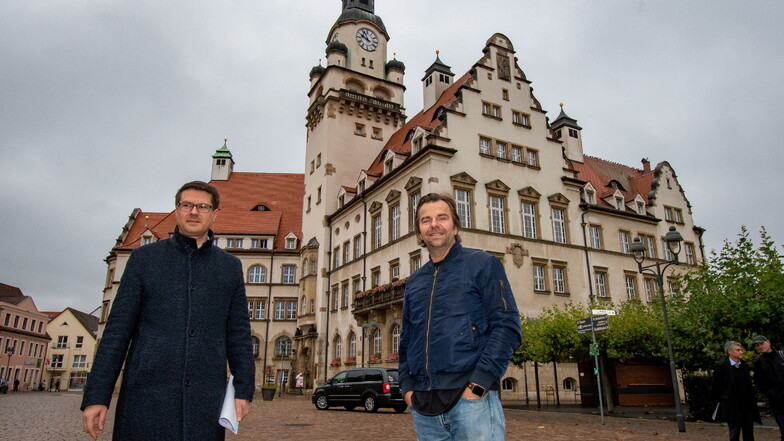 Vor einem Jahr haben Robert Dahl (rechts) und Oberbürgermeister Sven Liebhauser den Vertrag zum Bau von Karls Erlebnis-Dorf in Döbeln unterzeichnet. Auf das Ranking hatte díes keinen Einfluss, spiegelt aber die Entwicklung Döbelns in jüngster Zeit wi