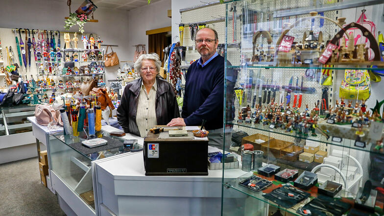 Christina Lippke steht mit 88 Jahren noch im Laden, den ihr Sohn Rolf betreibt. Jetzt wollen Lippkes nach 145 Jahren das Familiengeschäft schließen.