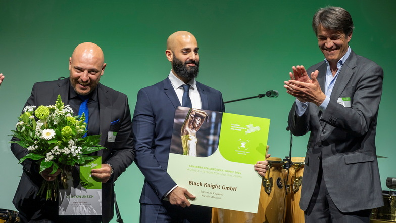 Robert Czajkowski, Vorstandschef des Vereins Wirtschaft für ein weltoffenes Sachsen, gratuliert den Gewinnern des Preises "Fokus X - Integration und Inklusion ", Ramin Al Khakani und Husein Abdulla. Sie haben 2015 die Sicherheitsfirma Black Knight in Leipzig gegründet, die heute 275 Beschäftigte hat.