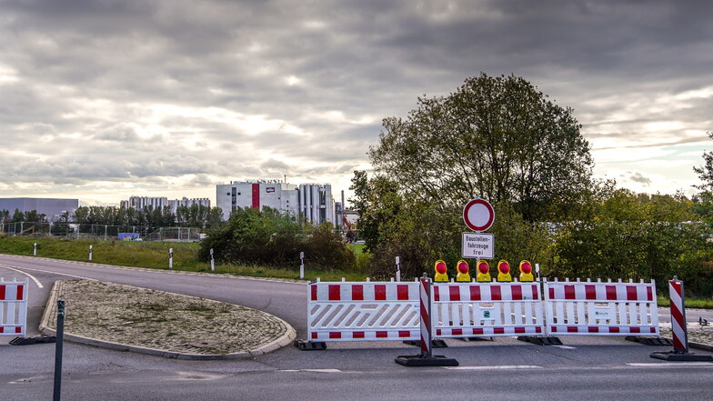 Die Müllermilch-Gruppe möchte diese Straße in Wachau öffentlich widmen lassen. Der Gemeinderat lehnte bisher ab.