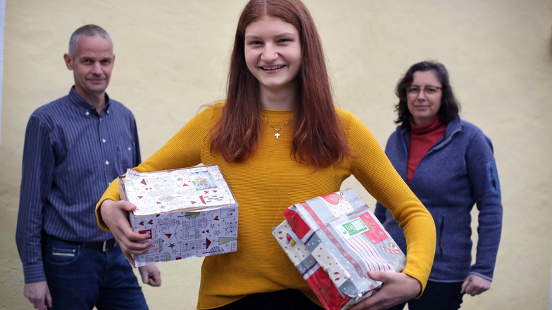 Die 15-jährige Carmen Dreßler hat in Frankenthal Päckchen für "Weihnachten im Schuhkarton" angenommen. Die Mitorganisatoren der Aktion Lars Mögel (l.) und Susanne Förster standen ihr zur Seite.