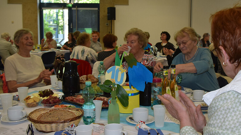 Fast hundert Teilnehmer kamen zum Frühstückstreffen für Frauen.