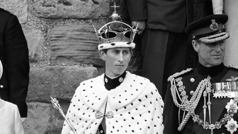 1969: Der Prinz of Wales, Prinz Charles (l), nach seiner Ernennung, mit dem Duke of Edinburgh, Prinz Philip, auf Burg Caernarfon.