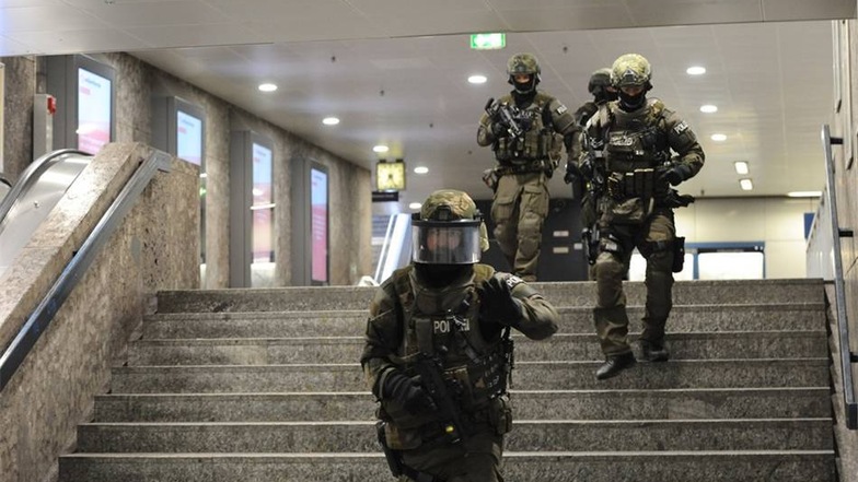 Polizisten am Karlsplatz in München: Nach den Schüssen im Münchner Norden hat es auch Spekulationen über einen Zwischenfall am Karlsplatz (Stachus) gegeben, woraufhin Panik ausbrach. Die Polizei bezeichnete die Berichte schließlich als falsch.