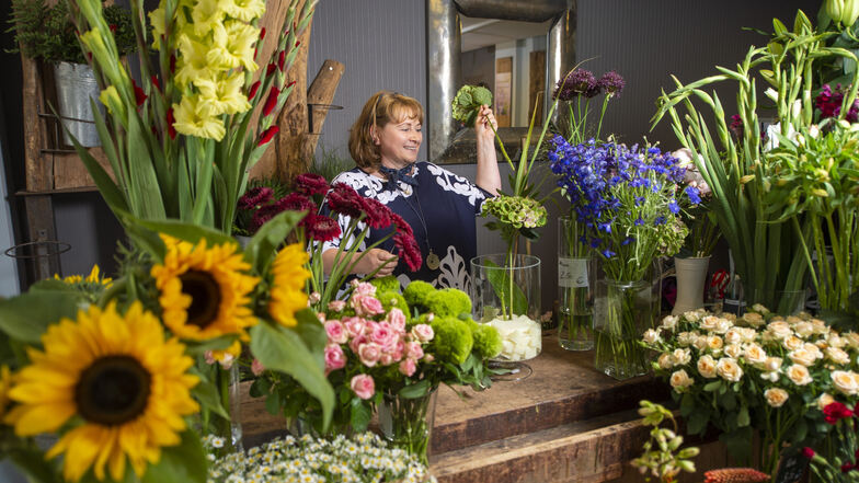 Katrin Köhler, die Geschäftsführerin des Blumengeschäftes Thomas auf der Meissner Straße 94 in Radebeul, möchte, dass die Tradition des besonderen Blumenverkaufs fortgesetzt wird. Gefragt sind die frischen Blumengrüße auf jeden Fall.