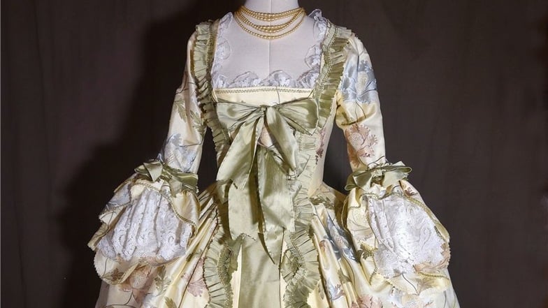 Seidenkleid, Rokoko (1750 - 1760), besonders aufwendig gearbeiteter Aufputz, Eigentum von Elke Köcher.