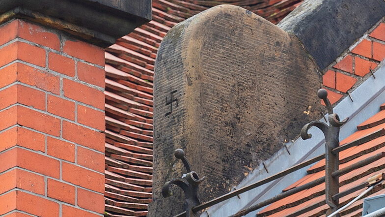 An einem Gebäude der Helios-Kliniken auf der Hohen Straße in Pirna ist im Dachbereich an einem Stein ein Hakenkreuz-Zeichen sichtbar. Das wird jetzt entfernt.