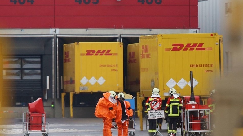 In Schutzanzügen räumten die Feuerwehrkräfte gut 400 Pakete aus einem Container.