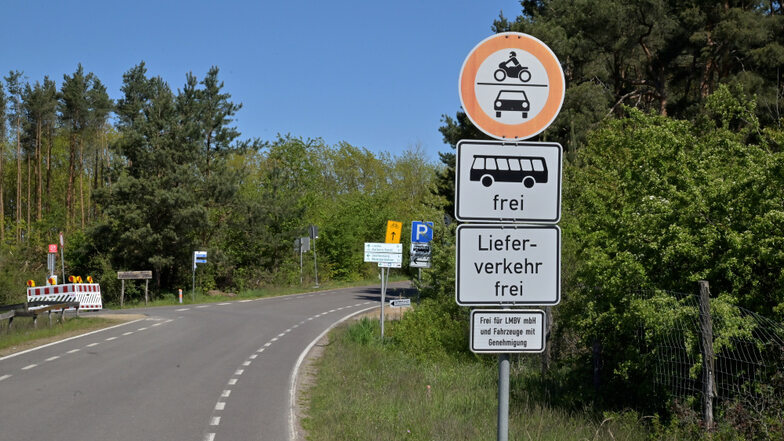 Am Geierswalder See führt eine asphaltierte Straße über den Koschendamm. Sie wird später mal die Haupterschließung aller noch zu schaffenden touristischen Angebote auf dem Areal.