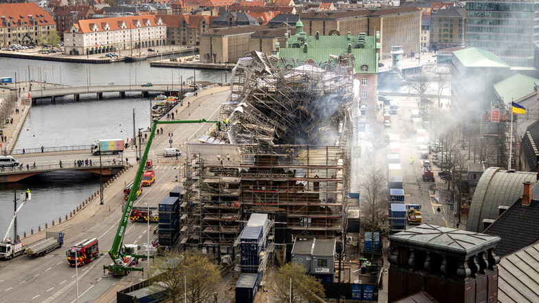 Außenmauern ausgebrannter Hälfte der Börse in Kopenhagen eingestürzt