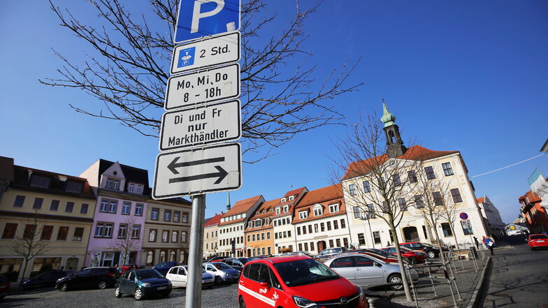 Dienstag und Freitag nur Markthändler: Auf den Schildern ist klar geregelt, wer an welchen Tagen und wie lange auf dem Radeberger Markt parken darf.