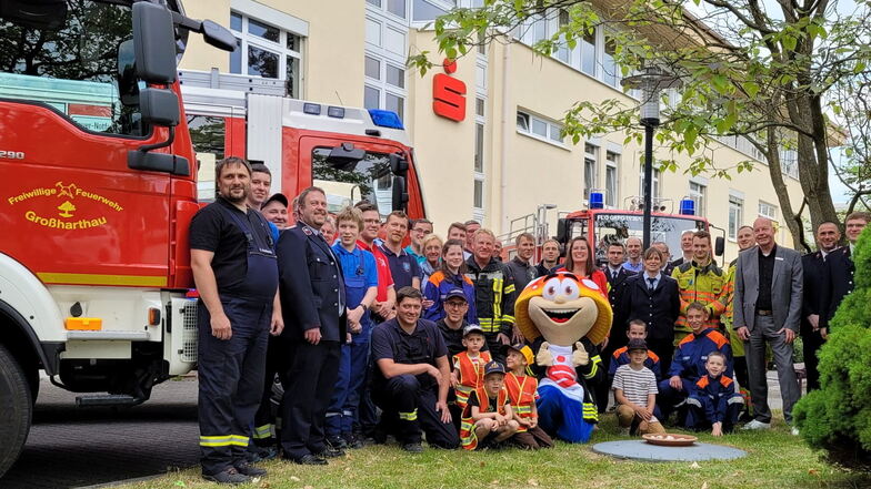 Maskottchen Winni hat am Mittwoch den 7. Juni 2023 gemeinsam mit dem Vorsitzenden der Kreissparkasse
Bautzen, Dirk Albers 49.000 Euro aus der PS-Lotterie an Feuerwehren aus der Region übergeben.