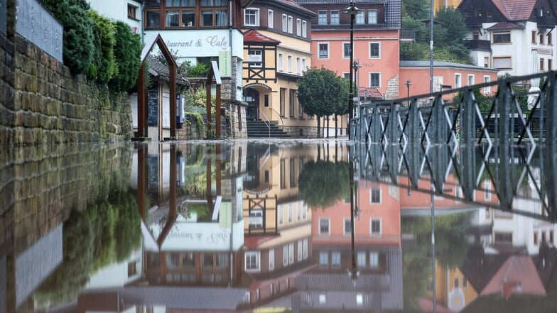 In Rathen hat die Elbe schon etliche Straßen geflutet. Im Luftkurort spiegeln sich die Häuser im Hochwasser.