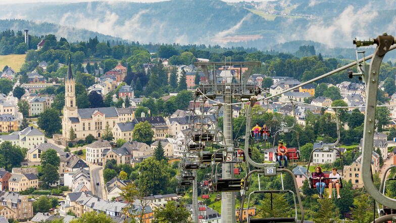 Nahe der Seilbahn im Erzgebirges-Städtchen Eibenstock streiten sich Finanzaufsicht, Stadt und ein Reichsbürger um Waldgrundstücke und ein Schlösschen.