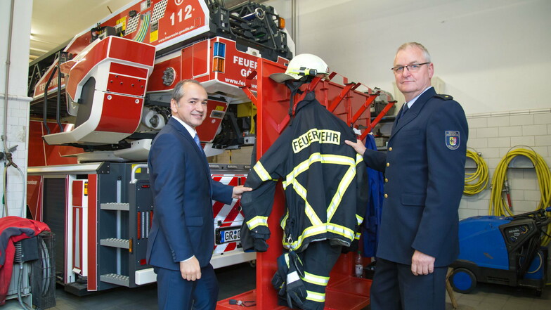 Da war die Kleidung noch in Ordnung: Im Oktober 2019 besuchte Oberbürgermeister Octavian Ursu die Feuerwache auf der Görlitzer Krölstraße und Leiter Uwe Restetzki.