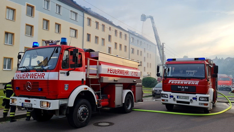 Auch der Tanker der Freiwilligen Feuerwehr Limmritz wurde angefordert und kam zum Einsatz, um Wasser aus dem Freibad heranzuschaffen. Das Fahrzeug fasst 8.000 Liter Wasser.